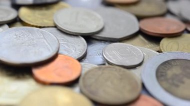 Dünyanın farklı ülkelerinin bozuk paraları. Hareketteki madeni paralar.