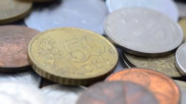 Dünyanın farklı ülkelerinin bozuk paraları. Hareketteki madeni paralar.