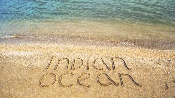 Iscrizione Sulla Sabbia Dell Oceano Indiano Iscrizione Sulla Spiaggia — Video Stock