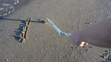 Kumsaldaki aşk işareti. Sahilde çekim yapmak..