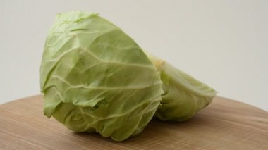 Tahtada lahana. Harekette çekim..