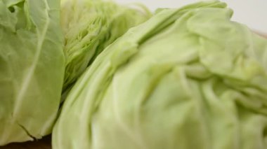 Tahtada lahana. Harekette çekim..