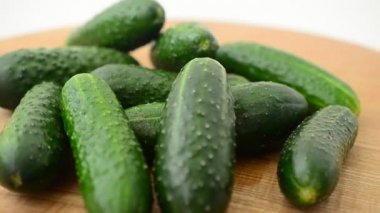 Salatalıklar tahtada. Harekette çekim..