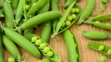 Bezelyeler tahtada. Harekette çekim..