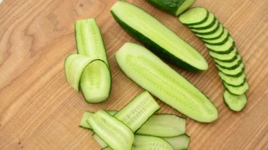 Salatalıklar tahtada. Harekette çekim..