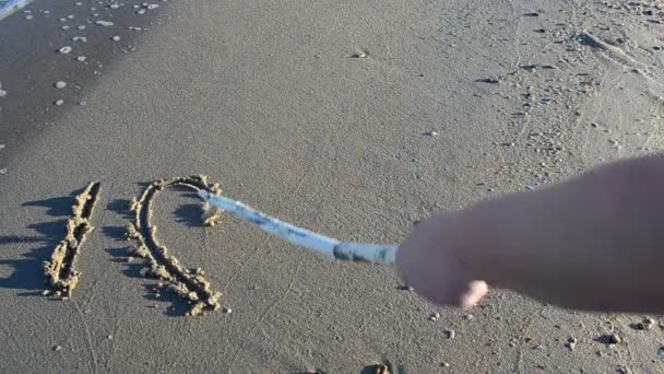 Liefde Teken Zand Het Strand Schieten Het Strand — Stockvideo