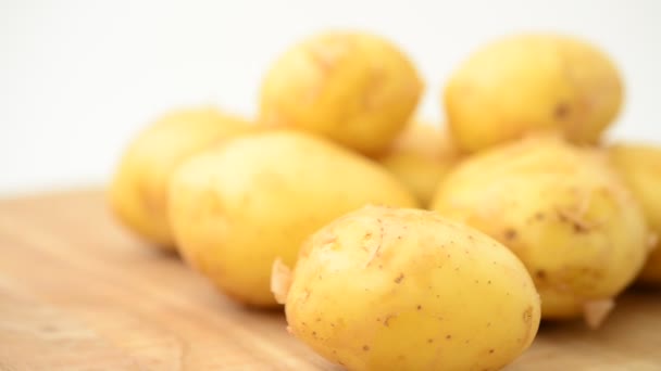 Kartoffeln Auf Einem Brett Schießen Der Bewegung — Stockvideo