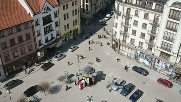 Menschen Auf Dem Platz Dreharbeiten Frühjahr — Stockvideo