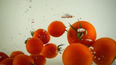 Suda domates ve kiraz domatesleri. Yavaş çekim.