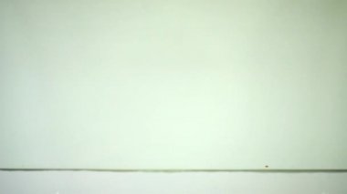 Suda salatalık. Yavaş çekim.