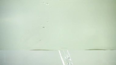 Suda bıldırcın yumurtası. Yavaş çekim.