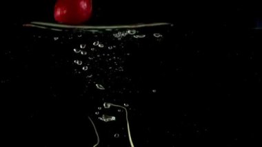 Bahçe turpunun meyveleri suya düşer. Yavaş çekim.