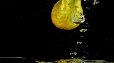 Sudaki armutlar. Yavaş çekim.