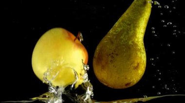 Suda armut ve elma. Yavaş çekim.