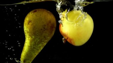 Armut ve elma suya düşer. Yavaş çekim.