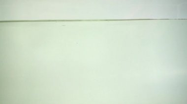 Armutlar suya düşer. Yavaş çekim.