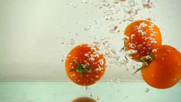 Los Tomates Caen Agua Movimiento Lento — Vídeos de Stock