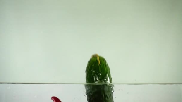 Pepinos Tomates Pimiento Dulce Agua Movimiento Lento — Vídeos de Stock