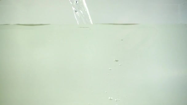 ウズラの卵は水に落ちる スローモーション — ストック動画