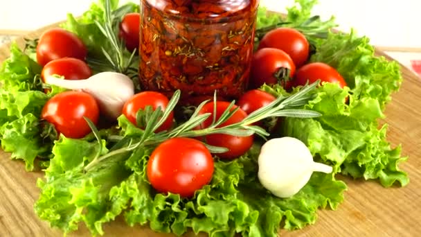 Tomatoes Dried Tomatoes Garlic Lettuce Leaves Board Slow Motion — Stock Video