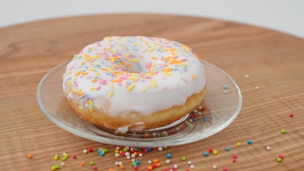 Donut Een Keukenbord Schieten Beweging — Stockvideo