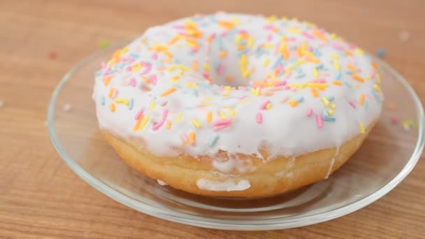 在厨房板上的甜甜圈 运动中的射击 — 图库视频影像