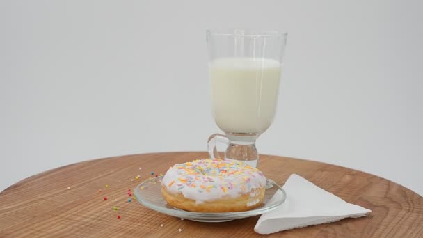 Donut Und Milch Auf Einem Küchentisch Schießen Der Bewegung — Stockvideo