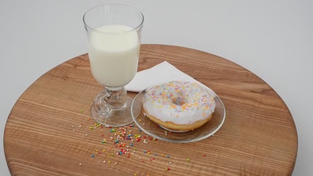 Donut Melk Een Keukenbord Schieten Beweging — Stockvideo