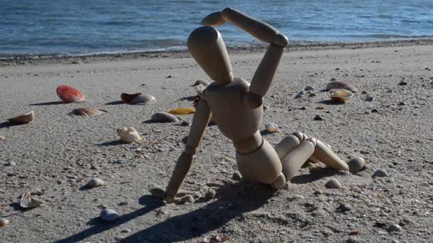 Ξύλινη Κούκλα Στην Παραλία Πυροβολισμοί Στην Παραλία — Αρχείο Βίντεο