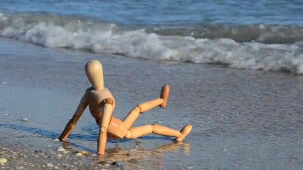 Manichino Legno Sulla Spiaggia Girare Sulla Spiaggia — Video Stock