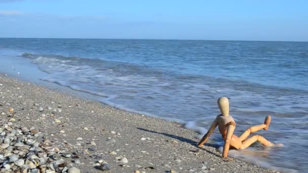 海滩上的木制假人 海滩上的射击 — 图库视频影像