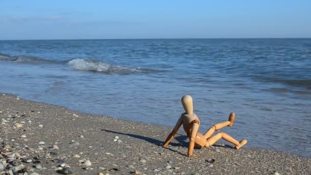 Manichino Legno Sulla Spiaggia Girare Sulla Spiaggia — Video Stock