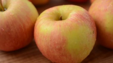 Elmalar tahtada. Harekette çekim..