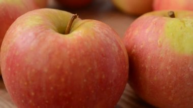 Elmalar tahtada. Harekette çekim..