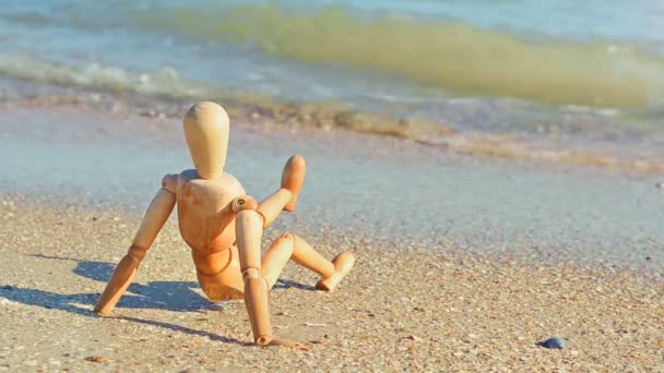 Ξύλινη Κούκλα Στην Παραλία Πυροβολισμοί Στην Παραλία — Αρχείο Βίντεο