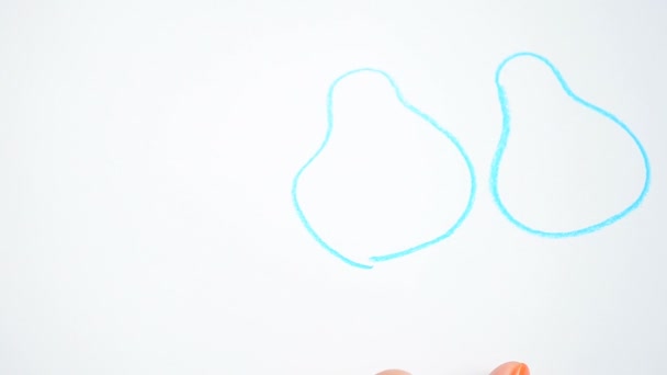 On dessine des bonhommes de neige et des sapins. Processus de dessin .