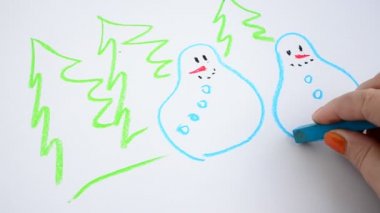 Kardan adam ve köknar ağacı çizeriz. Çizim süreci.