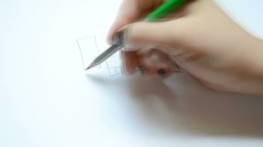 Kadın bir ailenin kalemini çiziyor. Çizim süreci.