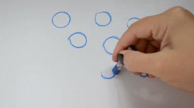 Kadın pastel bir soyutlama çiziyor, daireler çiziyor. Çizim süreci.
