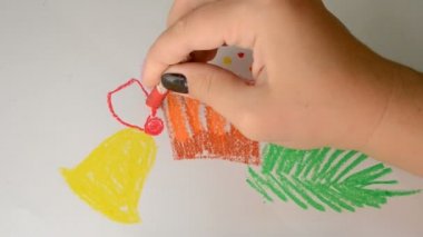 Kadın pastel renkli bir el çanı çiziyor. Çizim süreci.