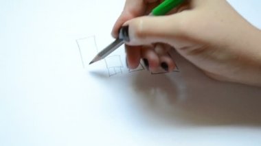 Çocuklar çizer. Kadın bir ailenin kalemini çiziyor. Çizim süreci.