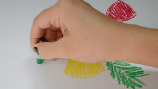 Женщина Рисует Пастельные Праздничные Колокольчики Рук Процесс Рисования — стоковое видео