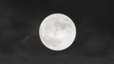 Gece gökyüzündeki ay. Ay.