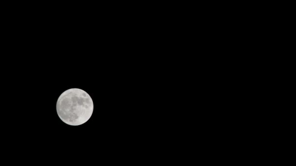 La lune dans le ciel nocturne. Timelapse tir .