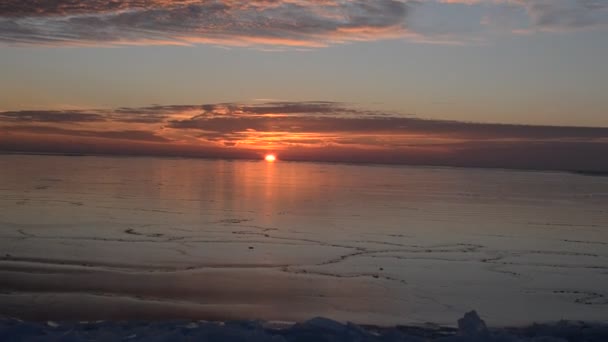 Donmuş Denizin Üzerinde Gün Batımı Yeni Buzun Hareketi — Stok video