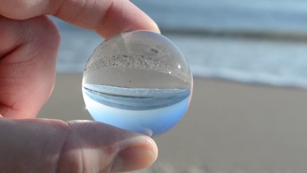 Schießen Durch Eine Kristallkugel Schießen Meeresstrand — Stockvideo