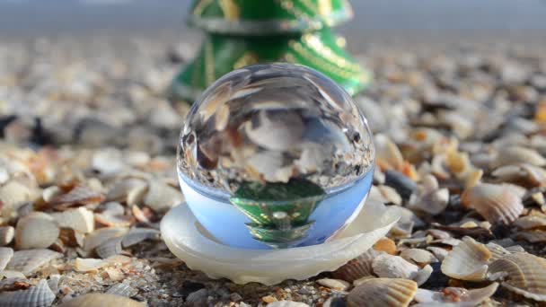 水晶球を通して撮影 海のビーチでの撮影 — ストック動画