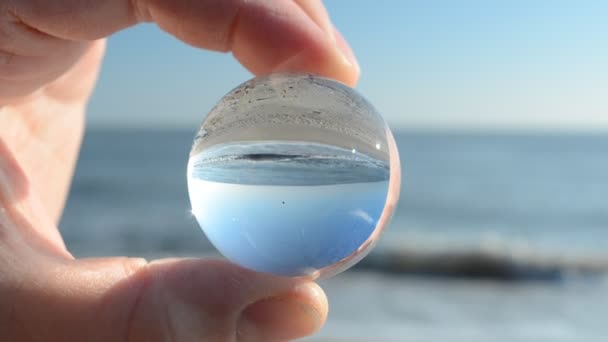 Sparare Attraverso Una Sfera Cristallo Riprese Sulla Spiaggia Del Mare — Video Stock