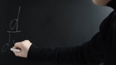 Bu formül Newton-Leibniz formülünün özel bir durumudur. Matematiksel analiz, diferansiyel ve entegrasyonun iki ana işlemini birbirine bağlar..