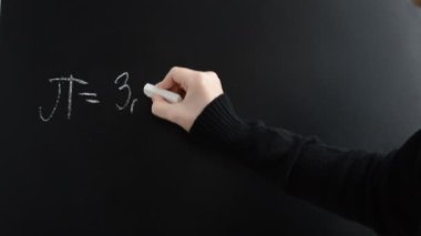 Çember uzunluğunun çapıyla ilişkisini ifade eden matematiksel bir sabit. Çember uzunluğunun çapıyla ilişkisini ifade eden matematiksel bir sabit. Yaklaşık 3,14159265358973238462643 eşittir..